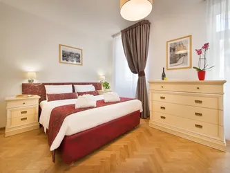 Deluxe apartment bedroom
